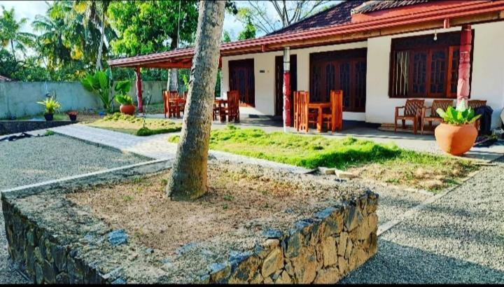 Tharurashmi Sea Pond Villa & Surf Hostel - Hiriketiya Диквела Екстериор снимка