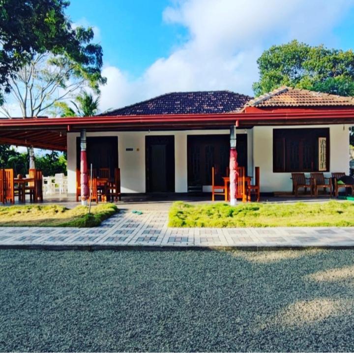 Tharurashmi Sea Pond Villa & Surf Hostel - Hiriketiya Диквела Екстериор снимка