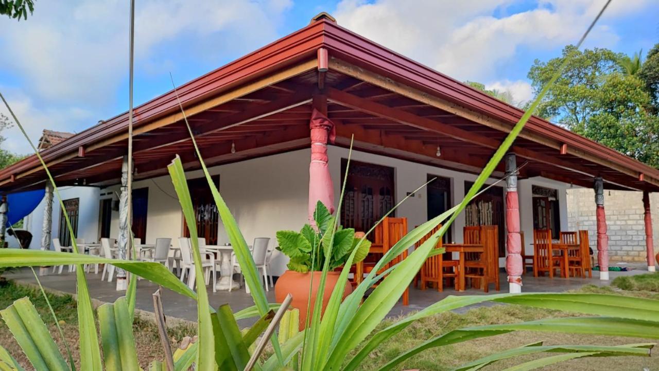 Tharurashmi Sea Pond Villa & Surf Hostel - Hiriketiya Диквела Екстериор снимка